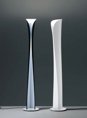 Zwei Cadmo LED Stehleuchten von Artemide, eine schwarz, eine weiß, modernes Design.